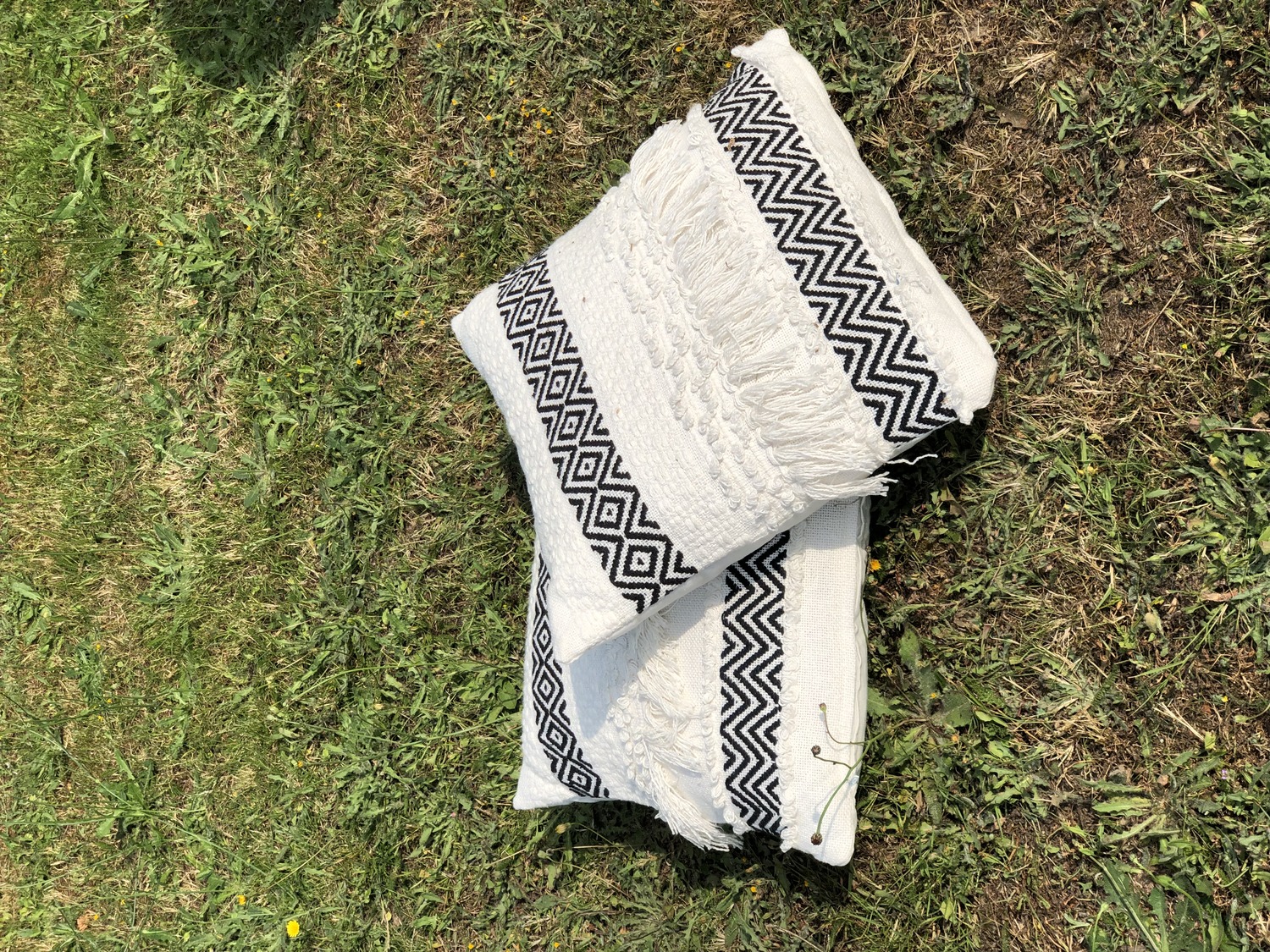 LOT DE 2 COUSSINS NOIR ET BLANC